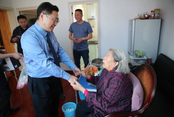 办案组组长代松到陈老太家中释法说理