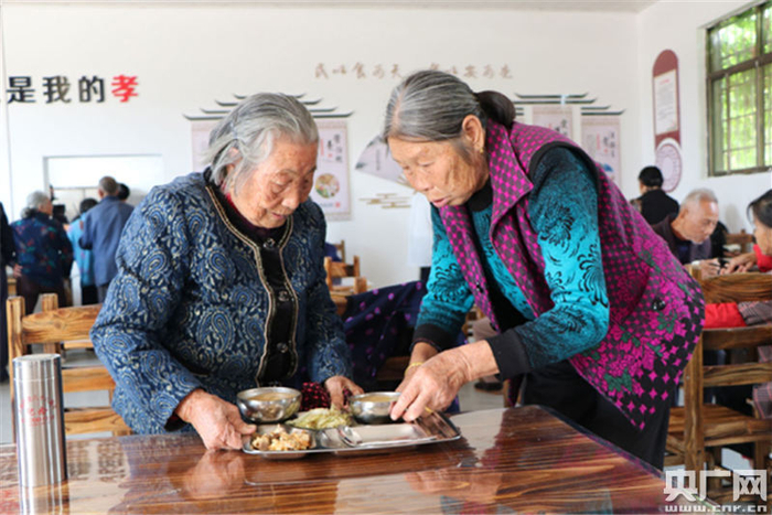 村民在互助养老中心用餐