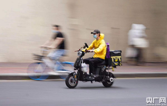 广东将外卖小哥等8类特定人员纳入工伤保险参保范围。（央广网记者 官文清摄）