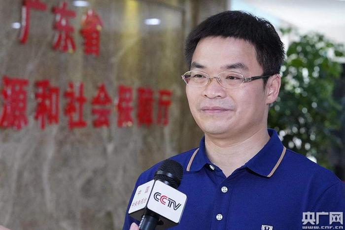 广东省人社厅工伤保险处二级调研员张太海接受记者采访。（央广网记者 官文清摄）