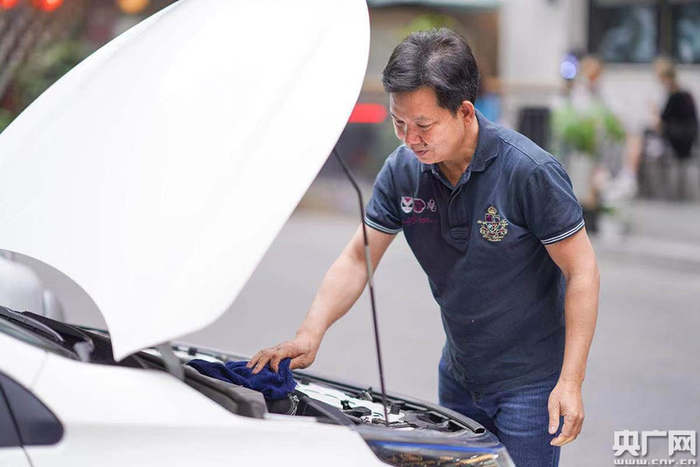 网约车司机张师傅表示，纳入工伤保险范围后自己工作将更有保障。（央广网记者 官文清摄）