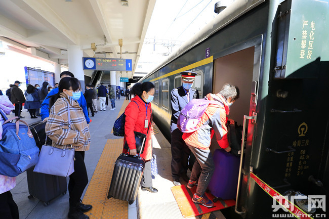 “龙藏号”旅客正在有序上车。原勇 摄