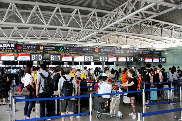 资料图：正在办理值机手续的旅客（来源：CFP）