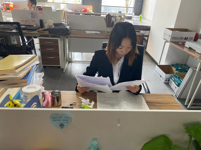 ▲谭婷的法律书和记录案子的一些笔记。新京报记者 肖薇薇 摄