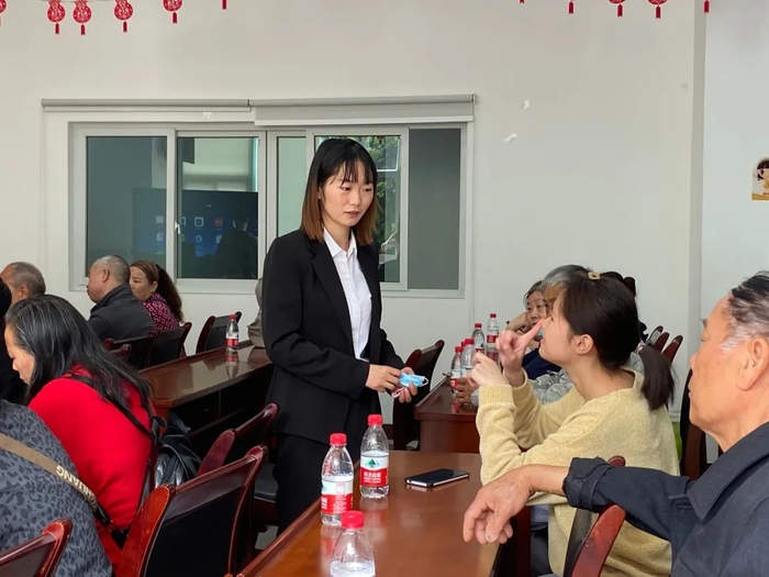 ▲普法讲座上，谭婷与一位聋人女孩交流。新京报记者 肖薇薇 摄