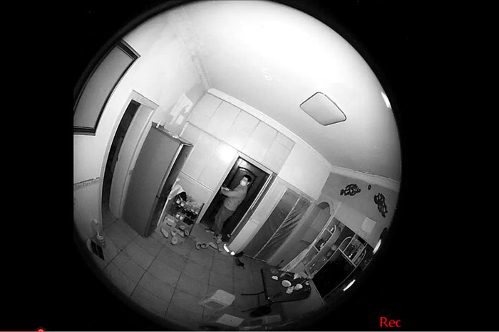  入室盗窃嫌疑人被监控拍到 （央广网发 璧山公安局供图）