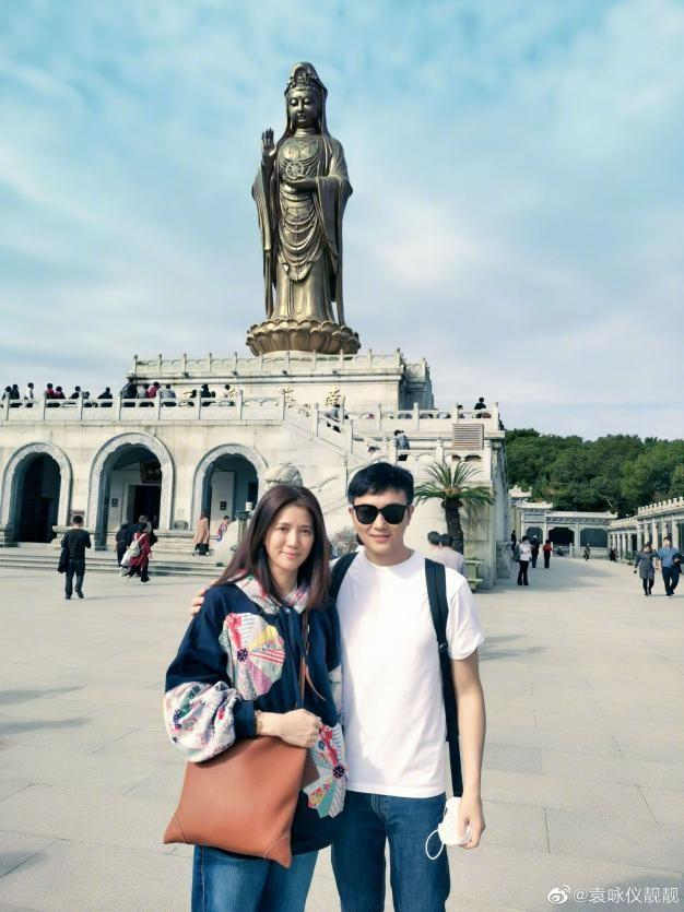 不过此前袁咏仪晒出儿子与老公一起去散步的照片,儿子的身材比例超好