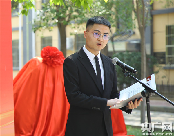 郑州大学医学院学生代表郑鲁豫在揭幕仪式上精彩发言