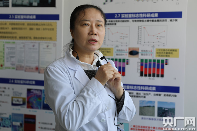 张颖院长正在介绍黑土的重要性及保护工作。石启立 摄
