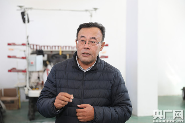 苏中滨教授正在介绍农业人工智能技术。石启立 摄