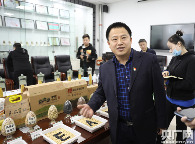 陈庆山院长正在介绍不同种类的大豆。石启立 摄