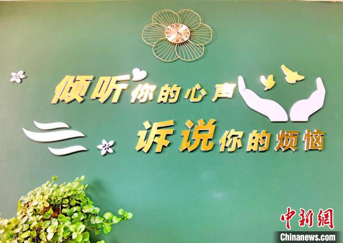 图为工作室标语。　祁增蓓 摄