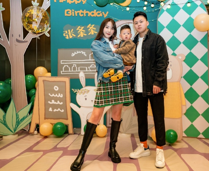 马剑越与老公张杰拍婚纱照庆结婚2周年,两人牵手,浪漫如童话