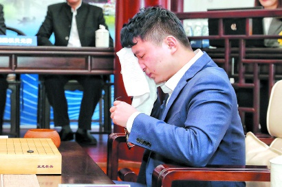  杨鼎新比赛中用热毛巾擦脸本版图片 特派记者 李铭珅 摄 