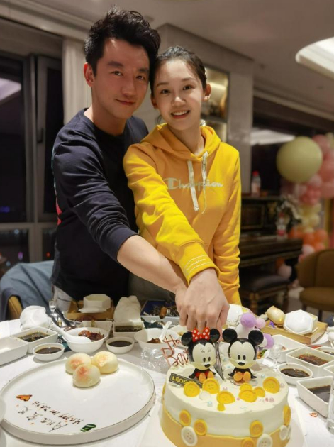 下个月5月21日,郑恺和苗苗将迎来领证一周年,虽然婚礼仪式迟到了一年