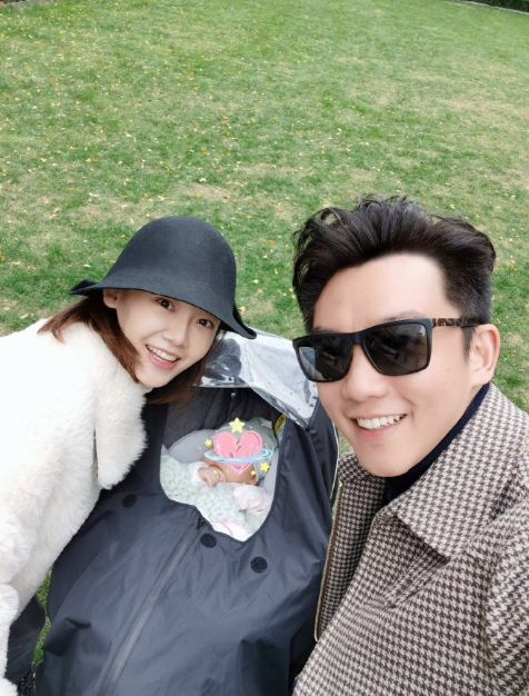 郑恺为苗苗选婚纱透露婚期在下半年俩人性格简单不想办太奢华