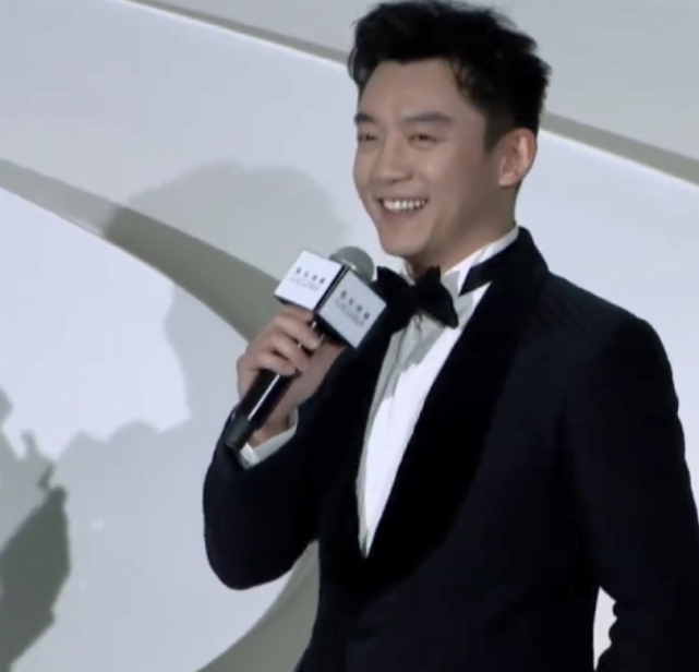 与此同时,对于迟迟未与苗苗举办婚礼一事郑恺也进行了详细解释,去年是