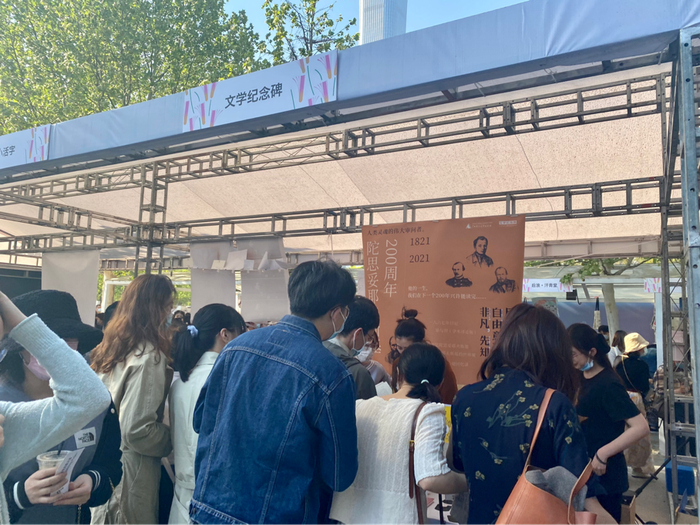 图书市集当日人潮涌动 摄影/黄玉璐