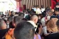 景区挤到游客喊“退票”,不止一地