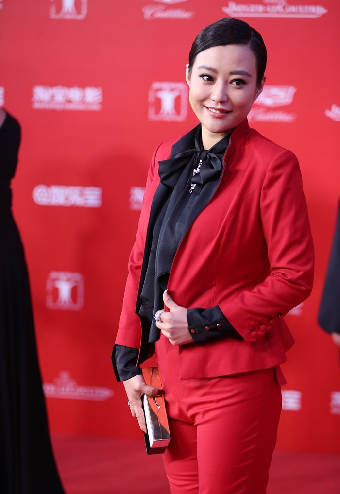 郝蕾穿上红装真显白,但微胖的身材,却把衣服撑得太满了