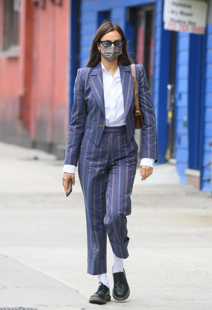 套装：Vivienne Westwood&nbsp;鞋子：Dr。 Martens&nbsp;包包：RYLAN