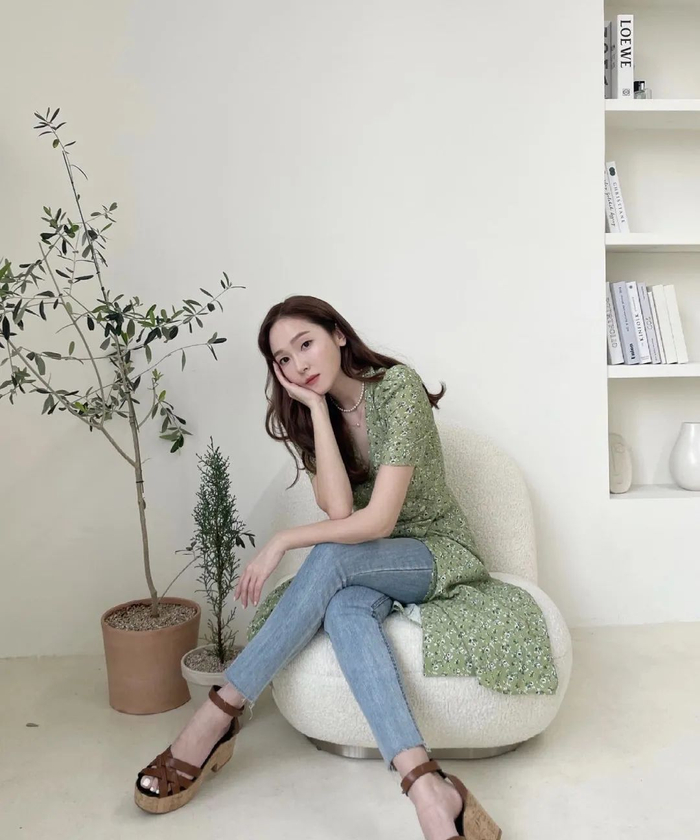 连衣裙Rouje&nbsp;鞋子：MIU MIU