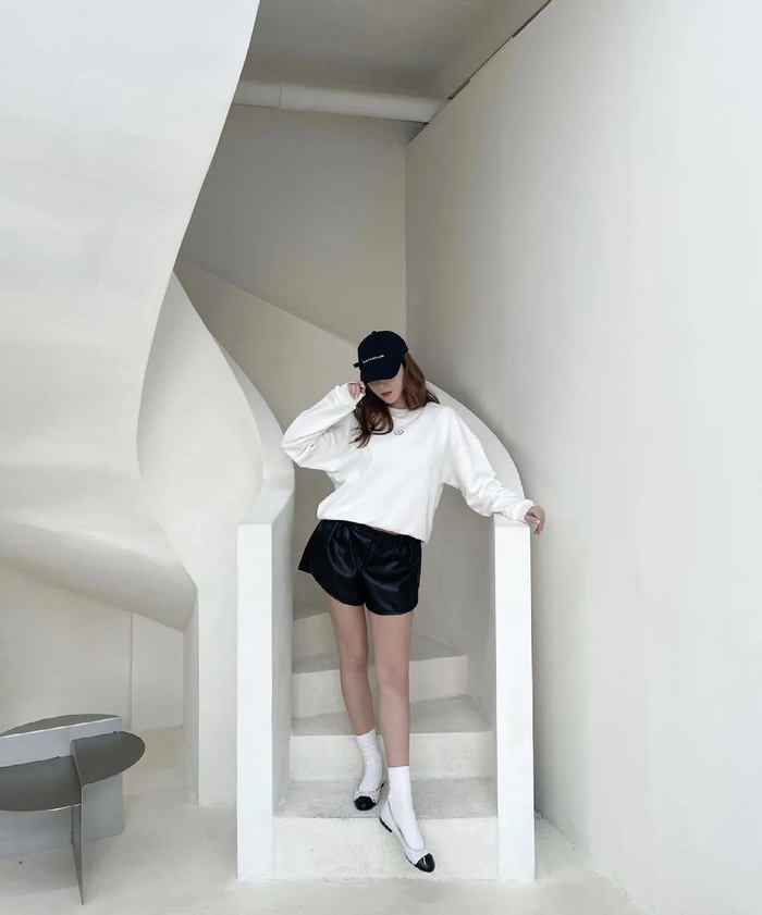帽子&上衣均来自：Blanc&Eclare&nbsp;短裤中：Emm&nbsp;鞋子：CHANEL