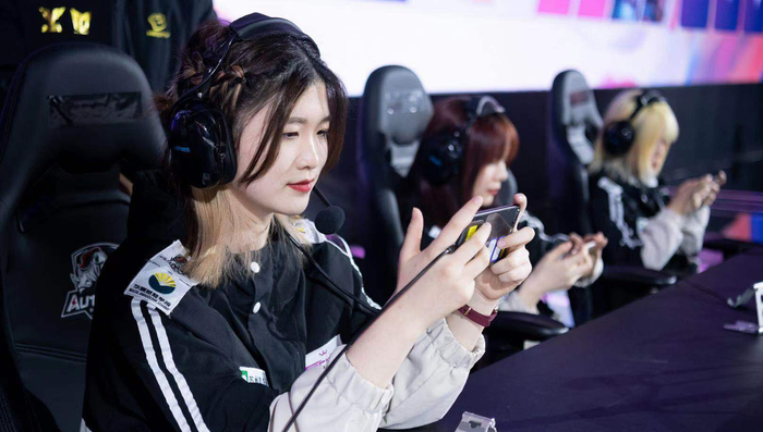 kpl李九嫣因参加综艺与钎城分手?直播顶撞领导,还偷加npc微信