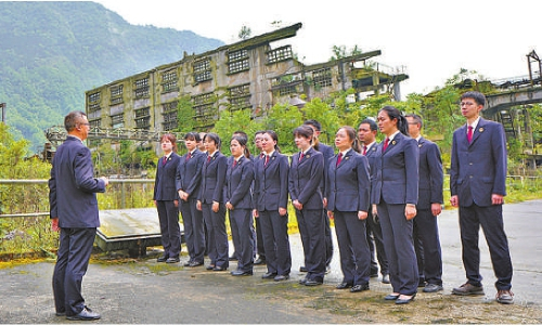 　　在什邡市穿心店地震遗址,什邡市检察院副检察长赵涛带领青年党员开展党史学习教育活动。张昇 摄 