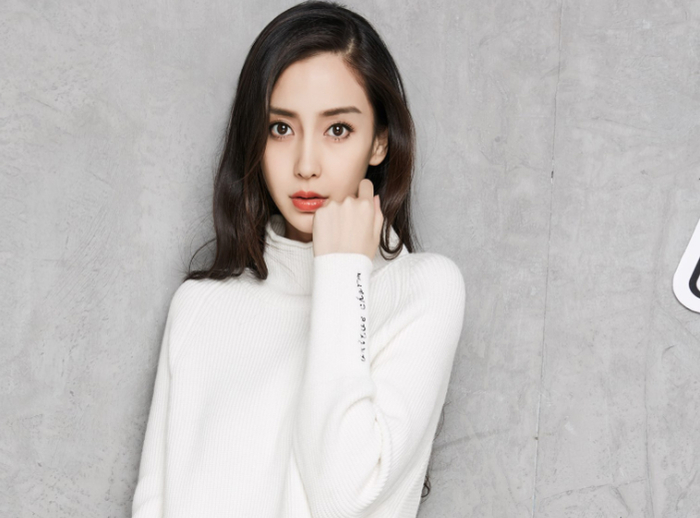 杨颖的烟瘾又犯了,被拍到和好友三亚抽烟,之前表示戒掉:打脸了