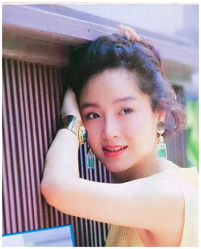 恬妞嫁给了万梓良,恬妮嫁给了岳华,一对姐妹花命运却大不同