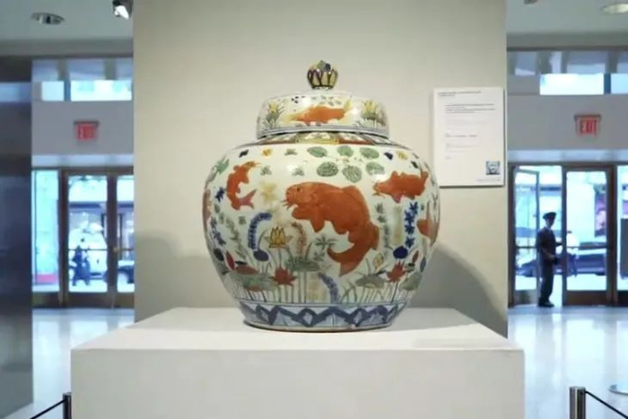 ▲红、黄、绿、蓝、紫五色彩料，按照花纹图案的需要施于瓷器釉上。