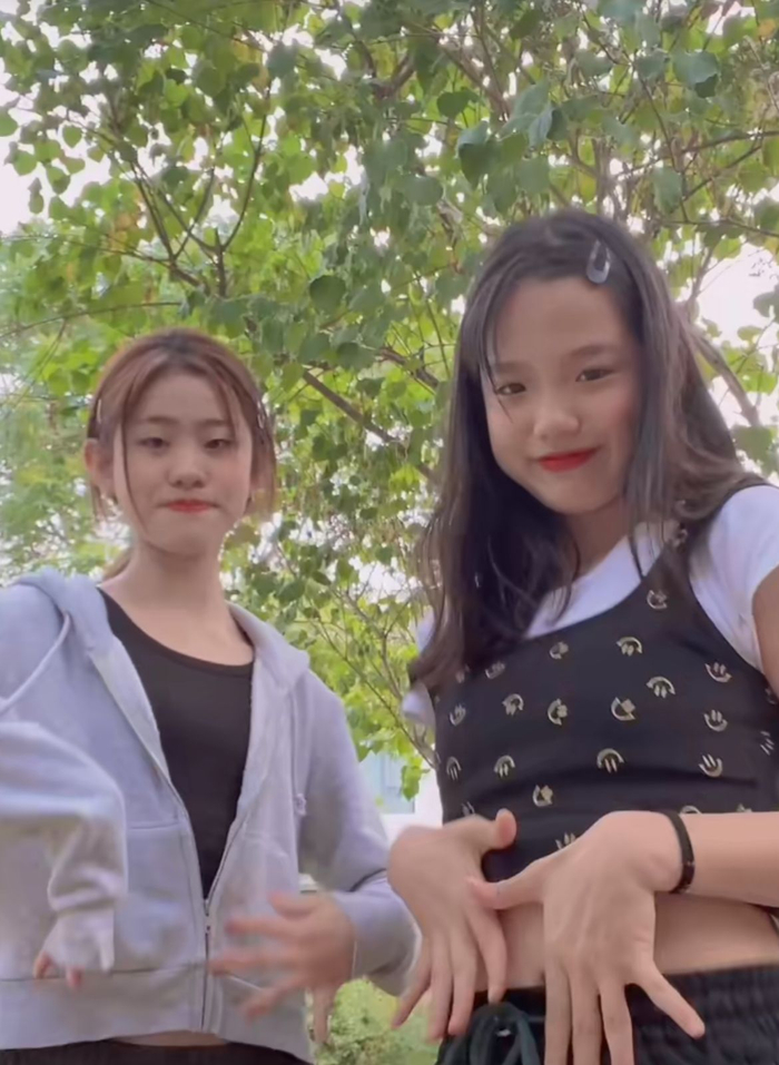 钟丽缇二女儿穿露脐装热舞，动作利落女团范十足，五官立体显高级|张思捷|张伦硕|时装周|中国风_新浪娱乐_新浪新闻