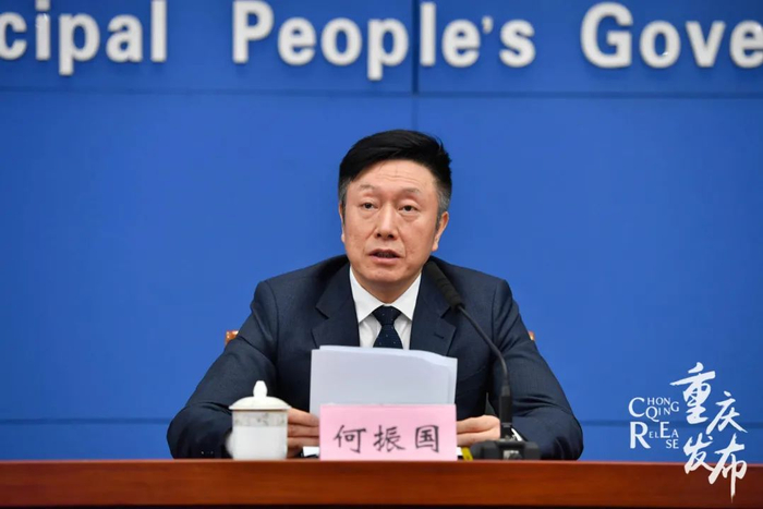 何振国介绍相关内容 邹乐 摄