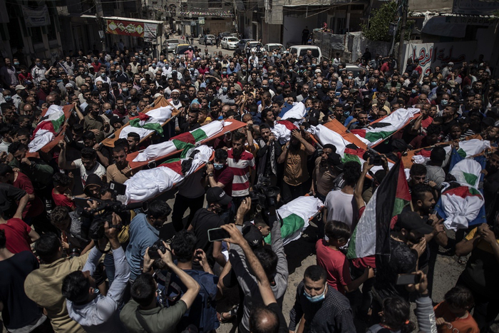 当地时间5月15日，巴勒斯坦民众为当天凌晨空袭中不幸遇难的一家十口举行葬礼。