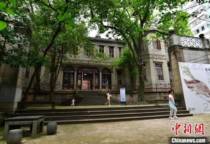 图为市民在采峰别墅内参观。　张斌 摄