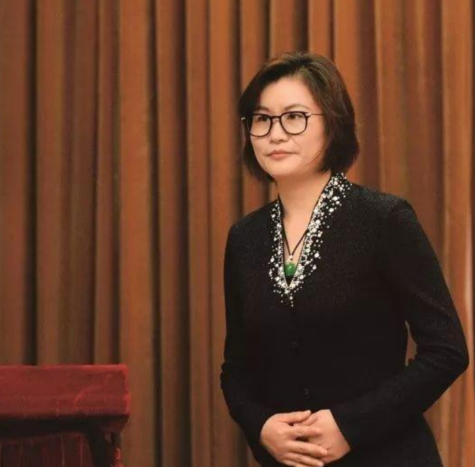 湖南女首富周群飞:山里娃逆袭660亿身家,头婚嫁老板再婚嫁司机|婚姻|离职|山路|摩托罗拉|手机_新浪新闻