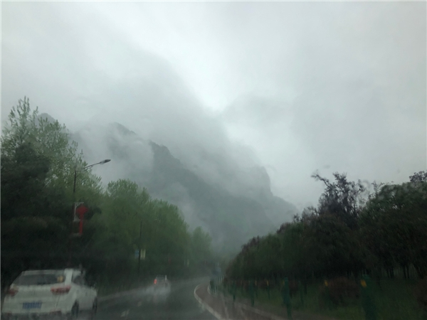 雨天打卡张家界网红玻璃桥