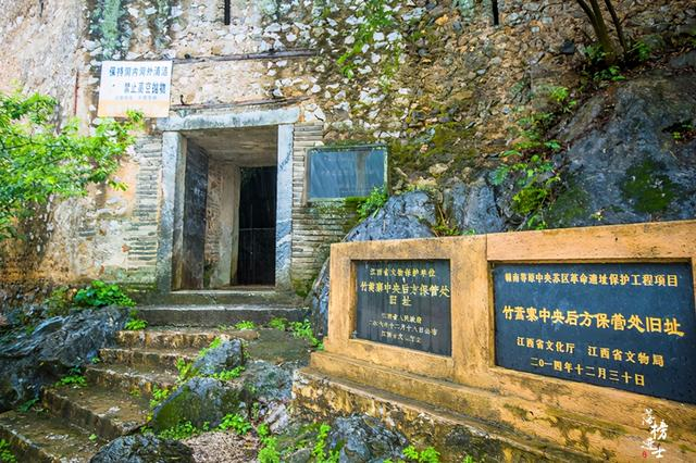 江西于都有一座竹篙寨,充满了田园风情,这里的山洞可容纳数千人