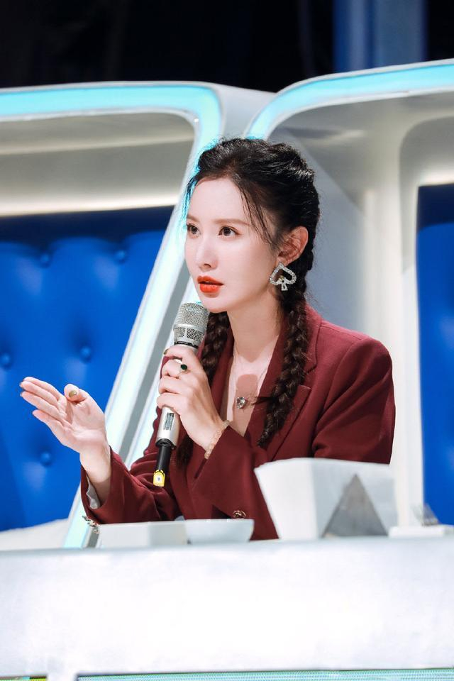 张萌很懂扮“小女人”,阿姨辈还扎双麻花辫减龄,穿西装仍惊艳了