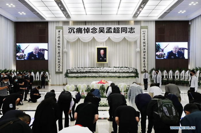 People bid farewell to deceased China's top hepatobiliary surgeon Wu Mengchao at the Longhua funeral parlor in east China's Shanghai, May 26, 2021. A memorial service for Wu Mengchao, known as the 