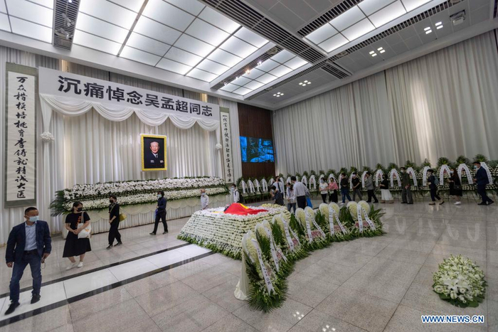 People bid farewell to deceased China's top hepatobiliary surgeon Wu Mengchao at the Longhua funeral parlor in east China's Shanghai, May 26, 2021. A memorial service for Wu Mengchao, known as the 