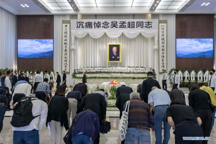 People bid farewell to deceased China's top hepatobiliary surgeon Wu Mengchao at the Longhua funeral parlor in east China's Shanghai, May 26, 2021. A memorial service for Wu Mengchao, known as the 