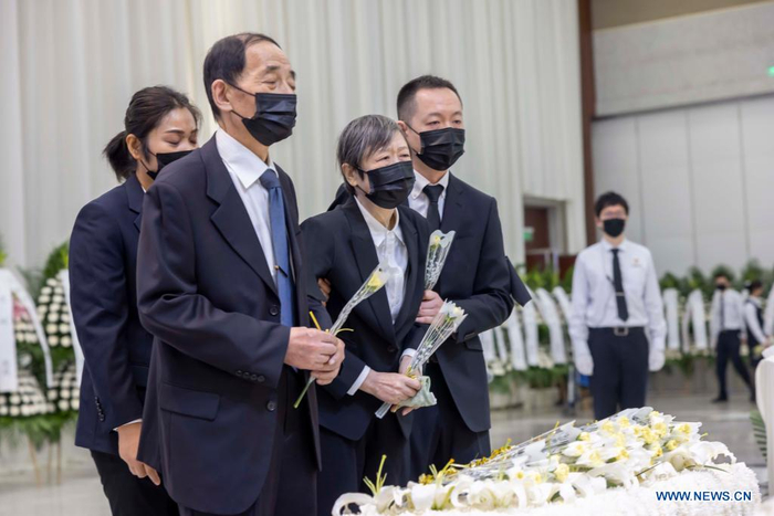 People bid farewell to deceased China's top hepatobiliary surgeon Wu Mengchao at the Longhua funeral parlor in east China's Shanghai, May 26, 2021. A memorial service for Wu Mengchao, known as the 