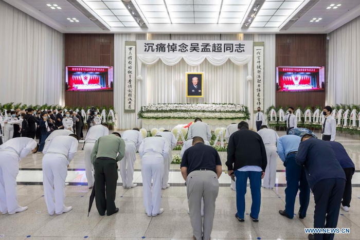 People bid farewell to deceased China's top hepatobiliary surgeon Wu Mengchao at the Longhua funeral parlor in east China's Shanghai, May 26, 2021. A memorial service for Wu Mengchao, known as the 