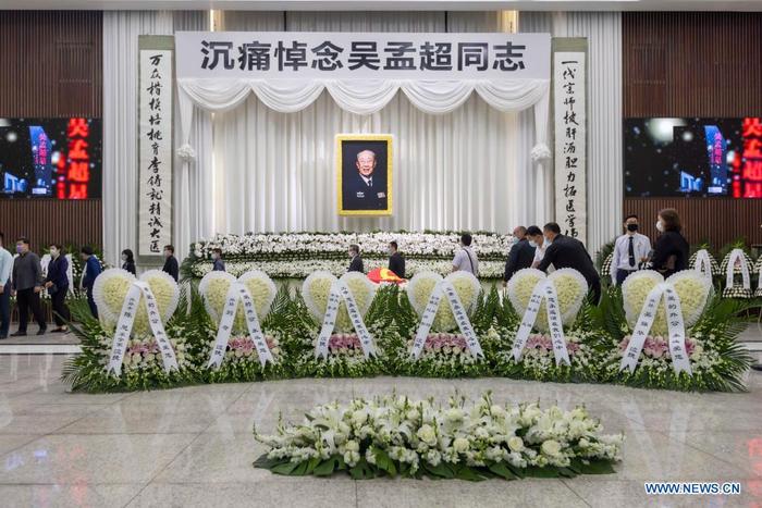 People bid farewell to deceased China's top hepatobiliary surgeon Wu Mengchao at the Longhua funeral parlor in east China's Shanghai, May 26, 2021. A memorial service for Wu Mengchao, known as the 