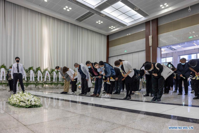 People bid farewell to deceased China's top hepatobiliary surgeon Wu Mengchao at the Longhua funeral parlor in east China's Shanghai, May 26, 2021. A memorial service for Wu Mengchao, known as the 