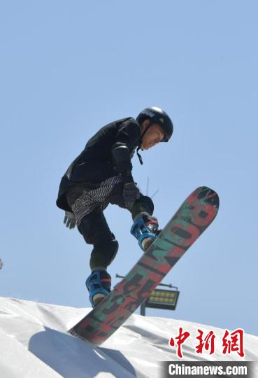 滑雪爱好者在旱雪场地滑旱雪 张瑶 摄