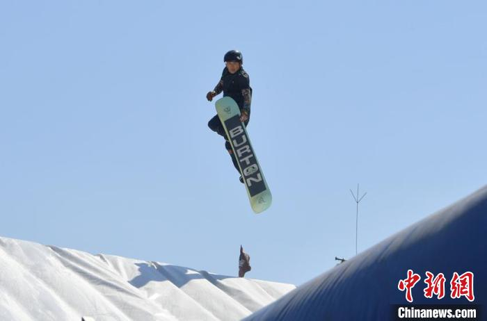 东北各地的滑雪爱好者聚集在长春滑旱雪 张瑶 摄