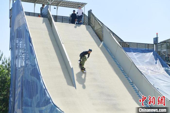滑雪爱好者在滑旱雪 张瑶 摄